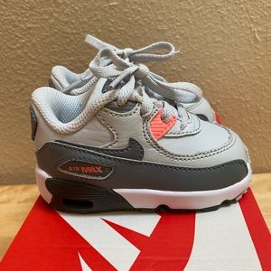 Adorable toddler Nike air max, size 4C